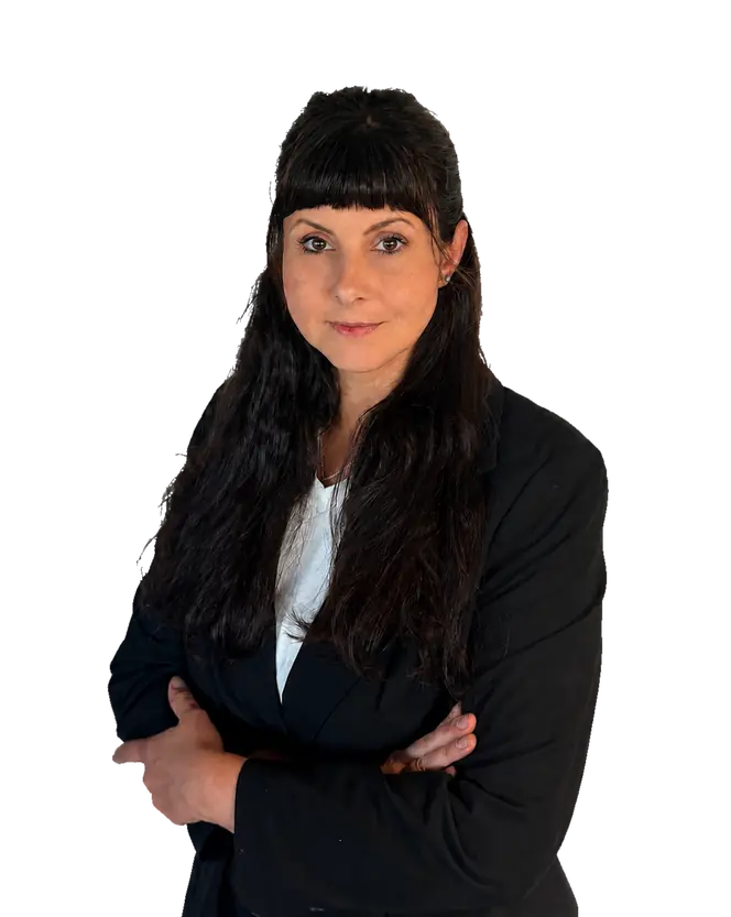 Protraitbild einer Frau mit dunklen haaren und Businesskleidung vor weißem Hintergrund.