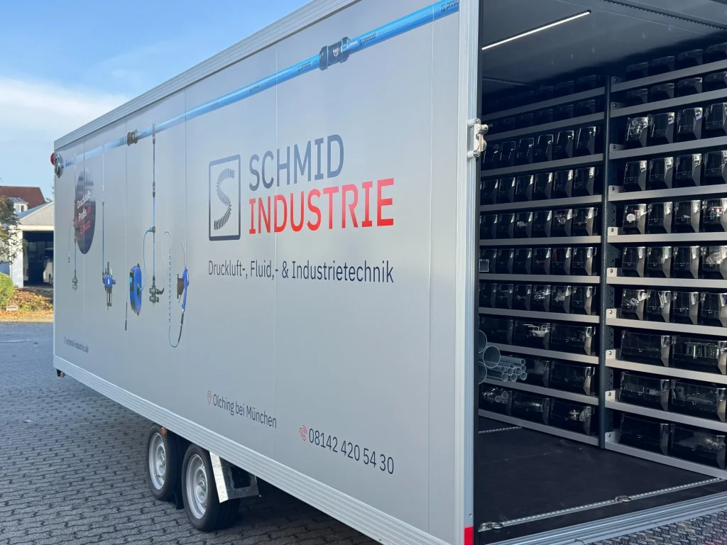Schmid Industrie Rohrleitungsanhänger mit integriertem Materiallager für die Montage von Druckluftleitungen in Industriebetrieben.