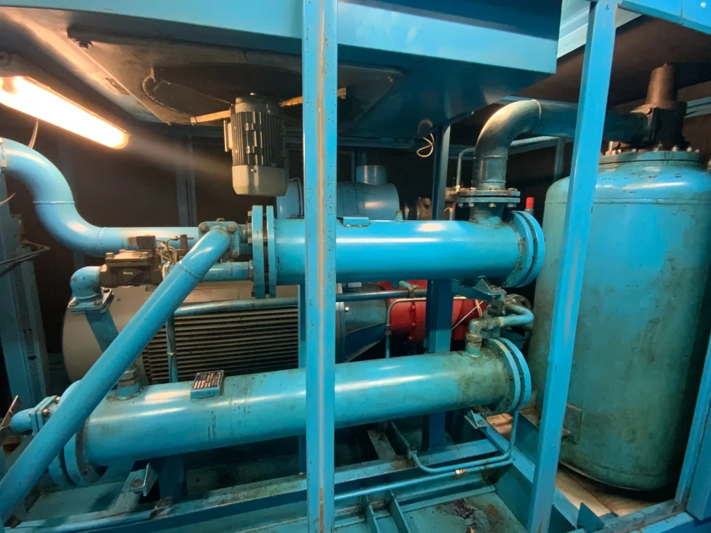 Ecoair Kompressoren mit offenem Gehäuse blick auf die Druckluft- und Ölkühler