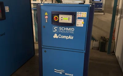 CompAir L23RS Schraubenkompressor mit AirLeader Kompressorsteuerung im Hintergrund