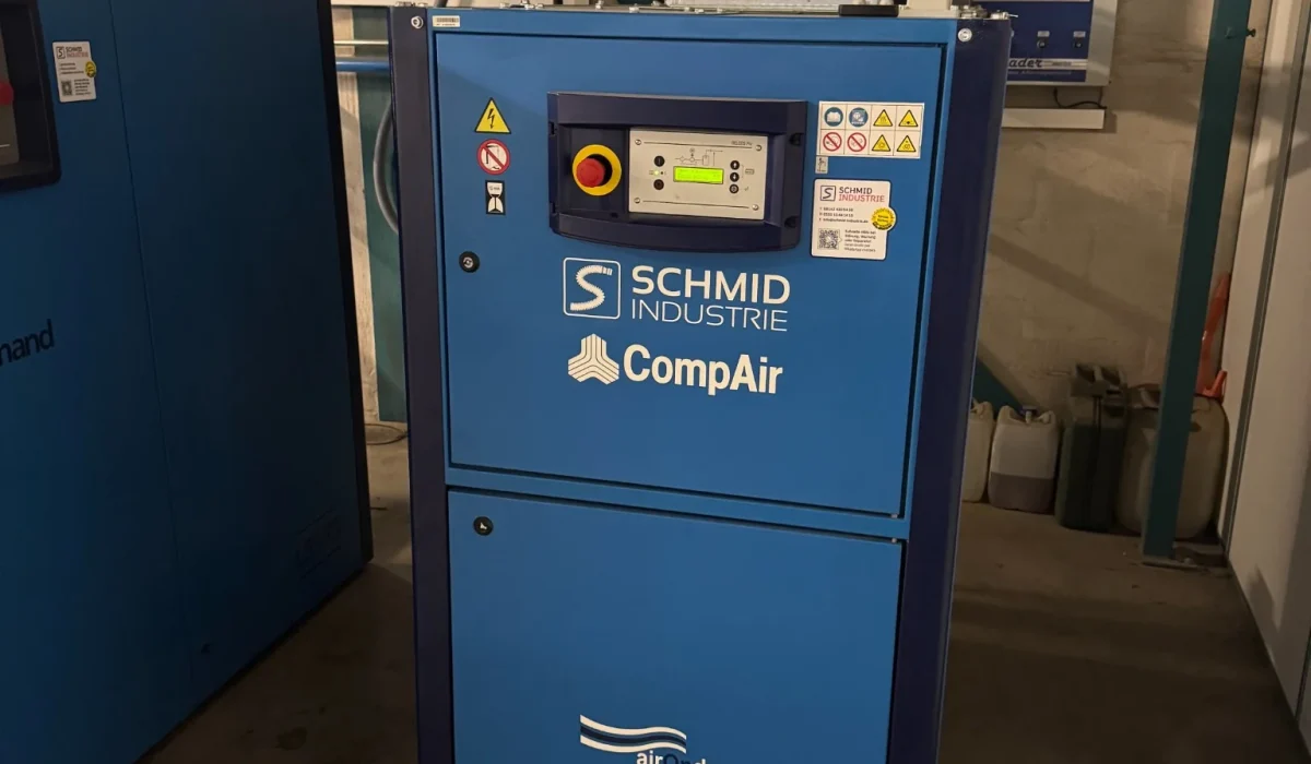 CompAir L23RS Schraubenkompressor mit AirLeader Kompressorsteuerung im Hintergrund