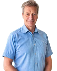 Ein Mann mit grauen Haaren und blauem kurzen Hemd, freigestellt mit weißem Hintergrund